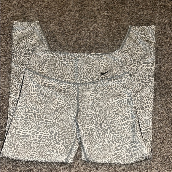 New Nike Leggings Gray and White Leopard- Small - Picture 3 of 6